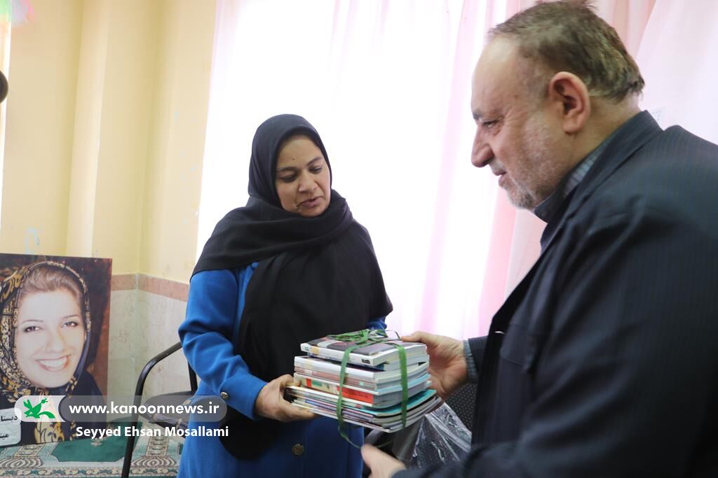 اهدای کتاب به مدرسهی روستای لیوان غربی