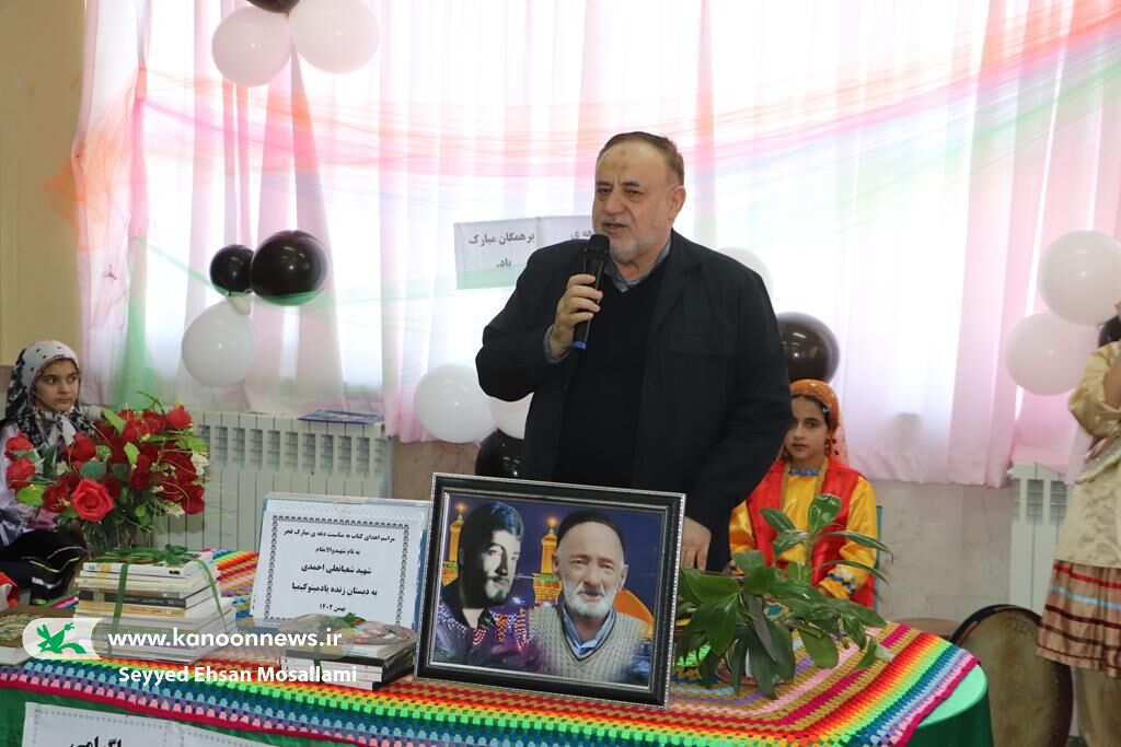 اهدای کتاب به مدرسهی روستای لیوان غربی