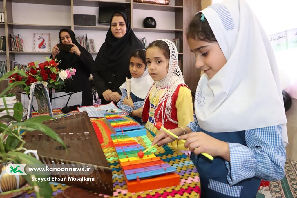 اهدای کتاب به مدرسهی روستای لیوان غربی