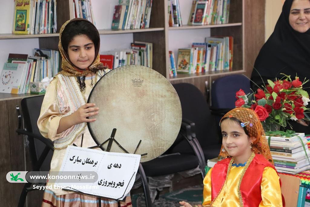 اهدای کتاب به مدرسهی روستای لیوان غربی