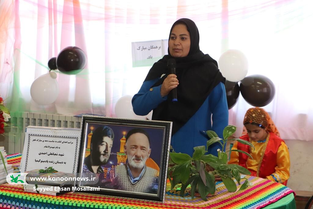 اهدای کتاب به مدرسهی روستای لیوان غربی