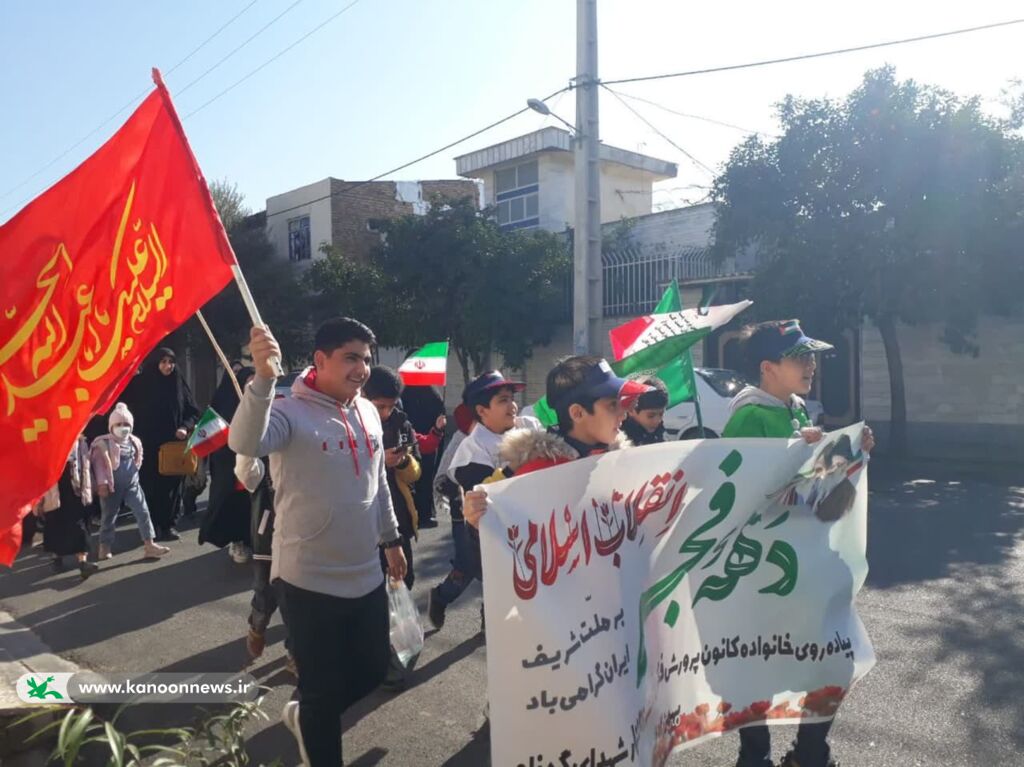 غبارروبی مزار شهدا و پیادهروی اعضای کانون آزادشهر بمناسبت دهه فجر