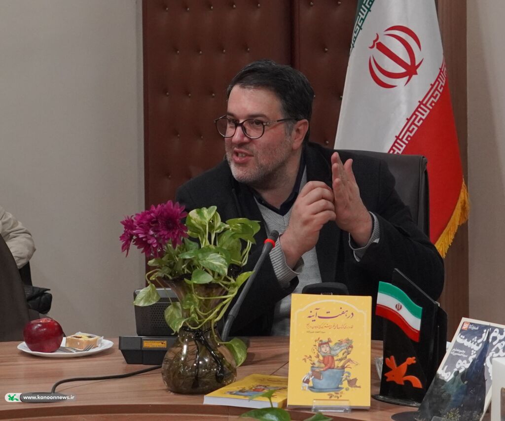 نشست ادبی دو پنجره با نقد کتاب "شب نرم نرم از پشت کوه آمد" در مشهد