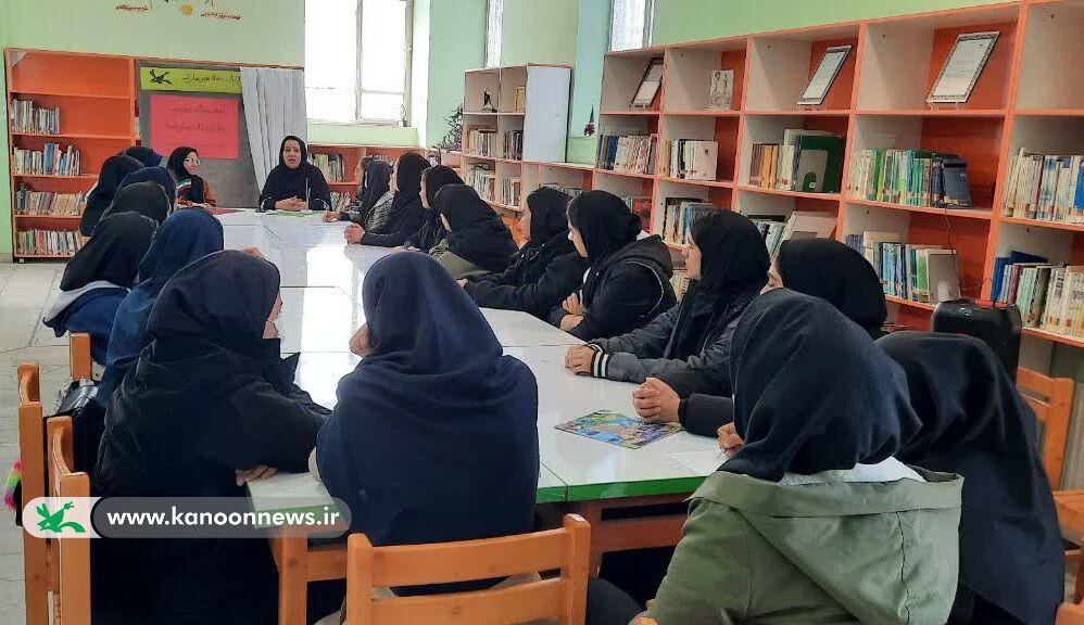 بحث آزاد نشست بحث آزاد با عنوان "نقش زن شاد در بستر جامعه" برگزار شد