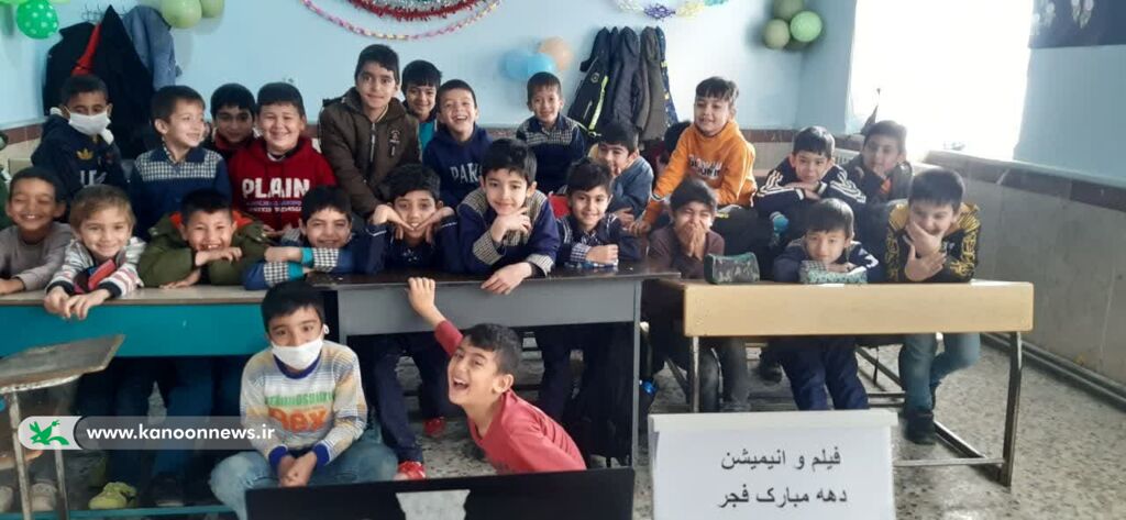 آشنایی اعضای کتابخانهی سیار روستایی گمیشان با وقایع انقلاب