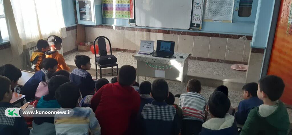 آشنایی اعضای کتابخانهی سیار روستایی گمیشان با وقایع انقلاب