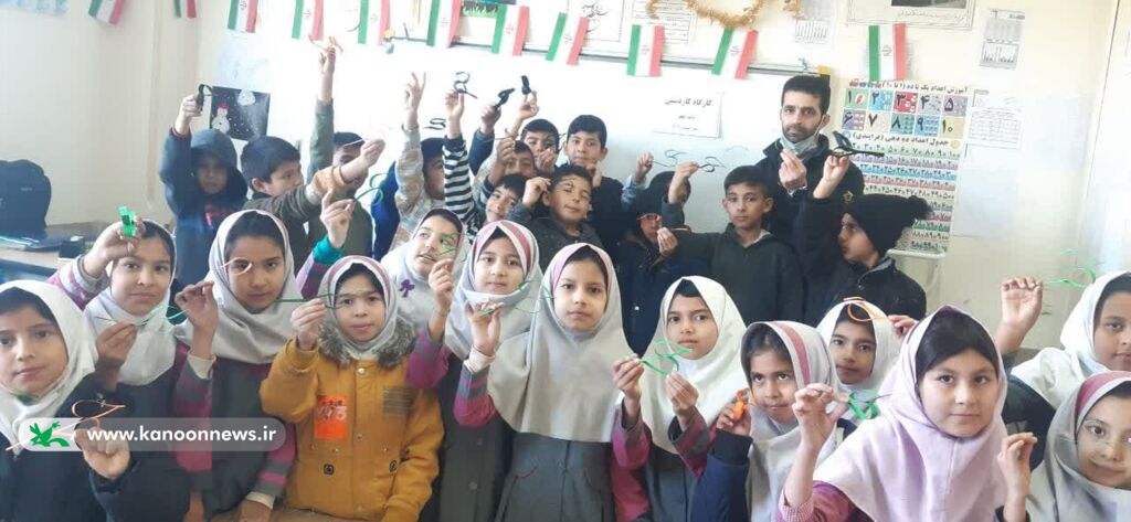 آشنایی اعضای کتابخانهی سیار روستایی گمیشان با وقایع انقلاب