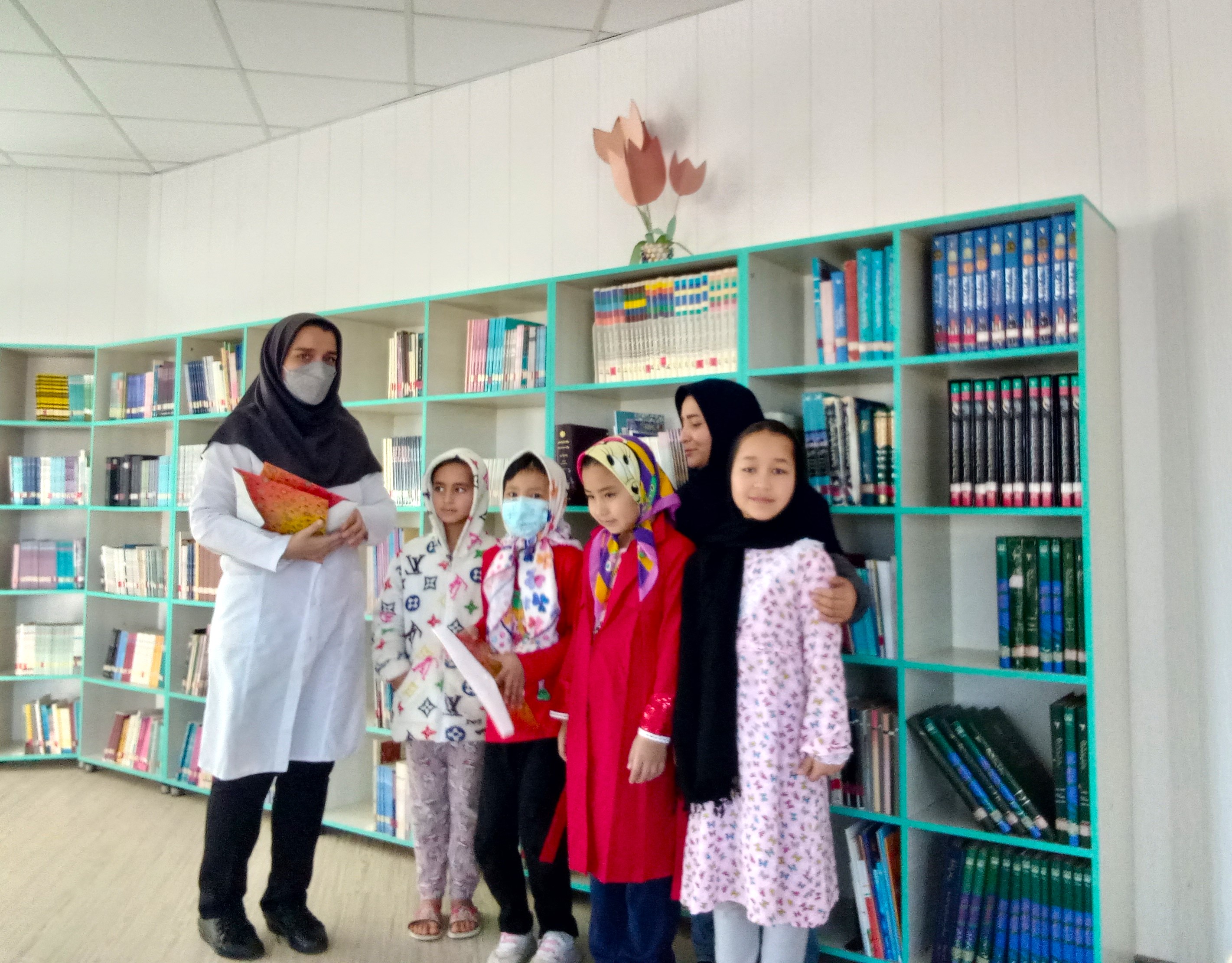 رییس شبکه بهداشت به دیدار اعضای برگزیده مسابقه نقاشی در مرکز اخترآباد رفت.