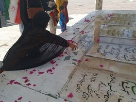 عطر افشانی مزار شهدا توسط مربیان و اعضای کانون پرورش فکری سیستان و بلوچستان