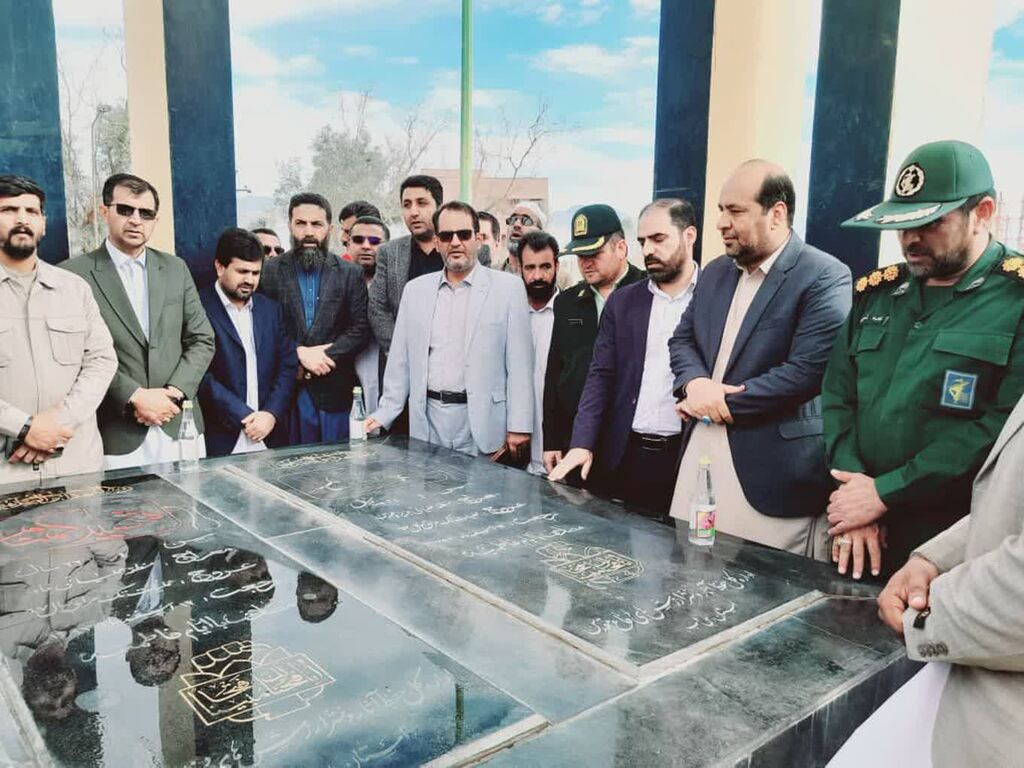 عطر افشانی مزار شهدا توسط مربیان و اعضای کانون پرورش فکری سیستان و بلوچستان