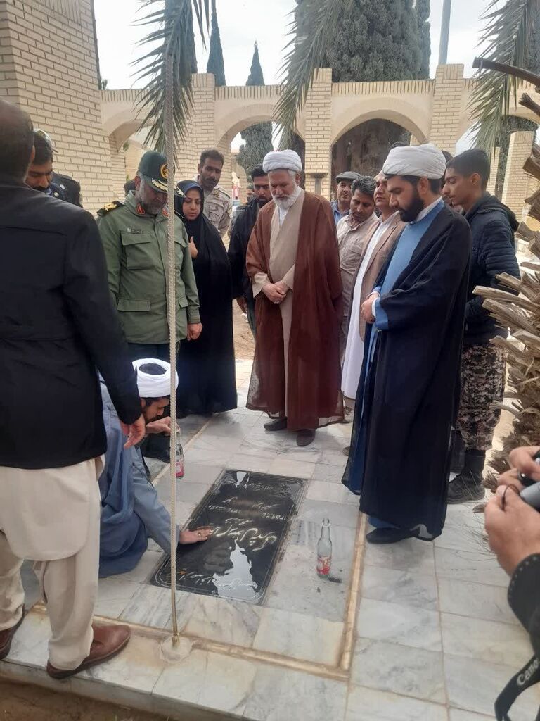 عطر افشانی مزار شهدا توسط مربیان و اعضای کانون پرورش فکری سیستان و بلوچستان