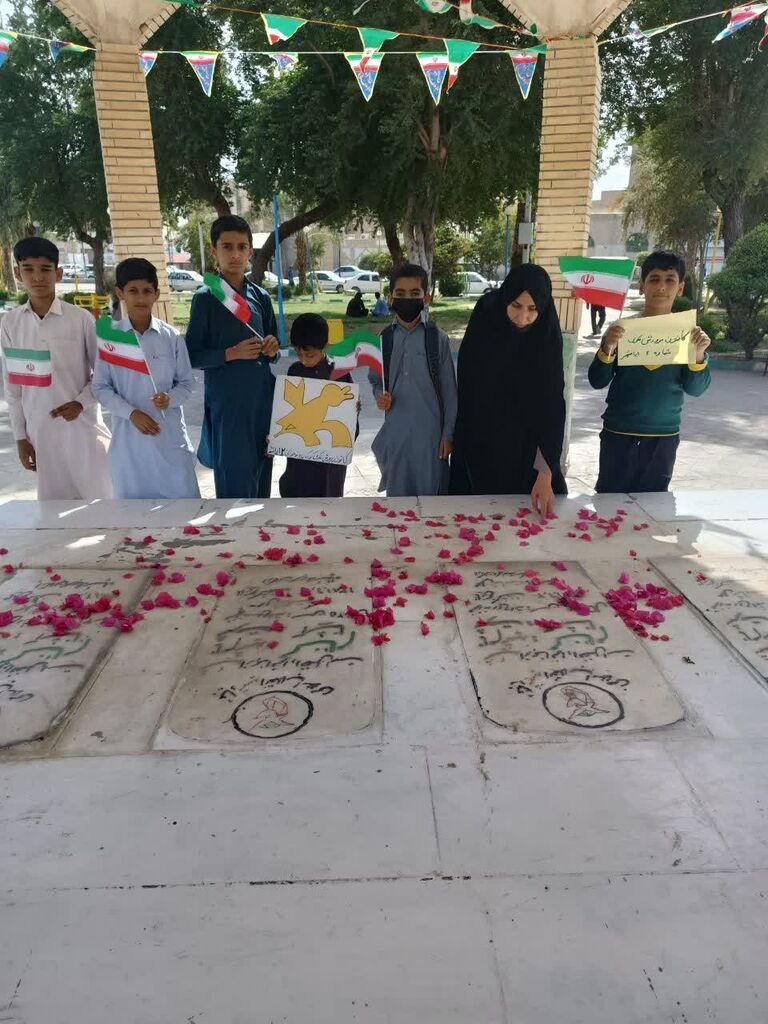 عطر افشانی مزار شهدا توسط مربیان و اعضای کانون پرورش فکری سیستان و بلوچستان