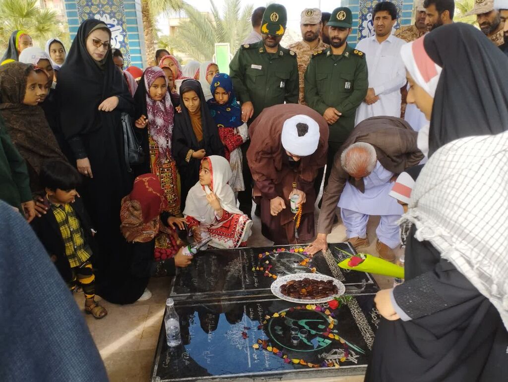 عطر افشانی مزار شهدا توسط مربیان و اعضای کانون پرورش فکری سیستان و بلوچستان