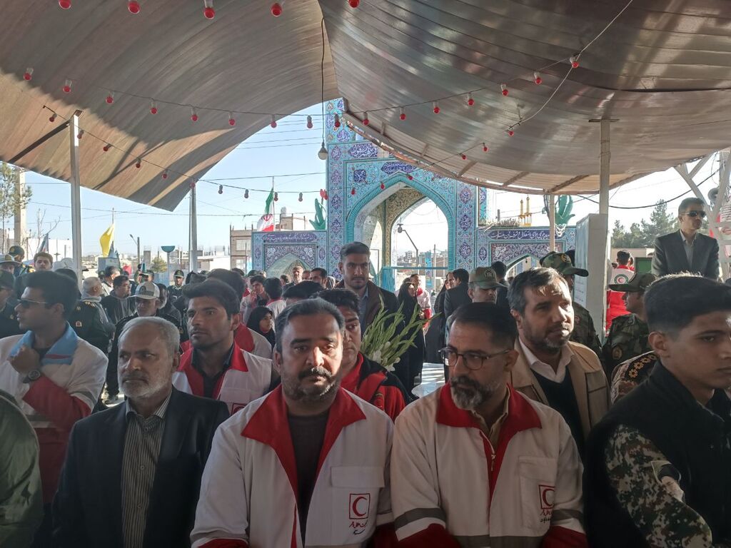 عطر افشانی مزار شهدا توسط مربیان و اعضای کانون پرورش فکری سیستان و بلوچستان