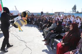 اجرای «نمایش زنبورک» کامیونت نمایش سیار کانون گلستان در شهر مرزی اینچه‌برون