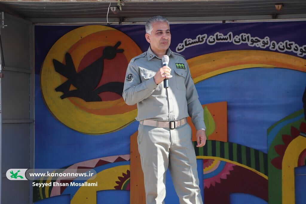 اجرای «نمایش زنبورک» کامیونت نمایش سیار کانون گلستان در شهر مرزی اینچهبرون