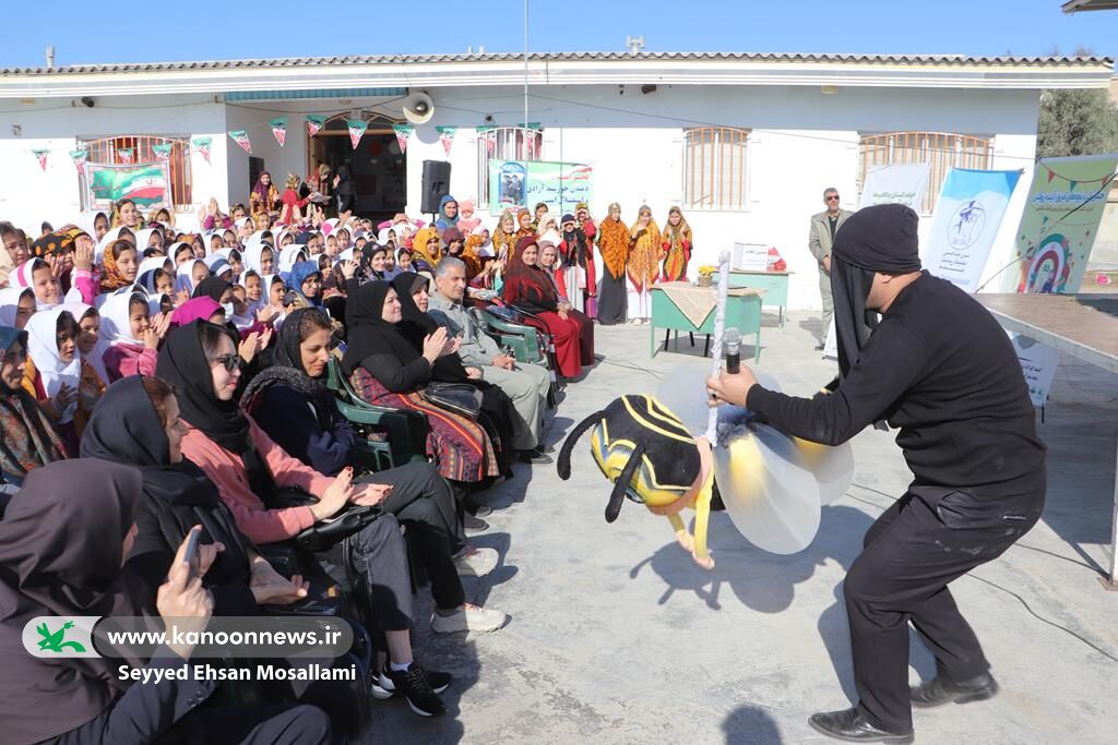 اجرای «نمایش زنبورک» کامیونت نمایش سیار کانون گلستان در شهر مرزی اینچهبرون