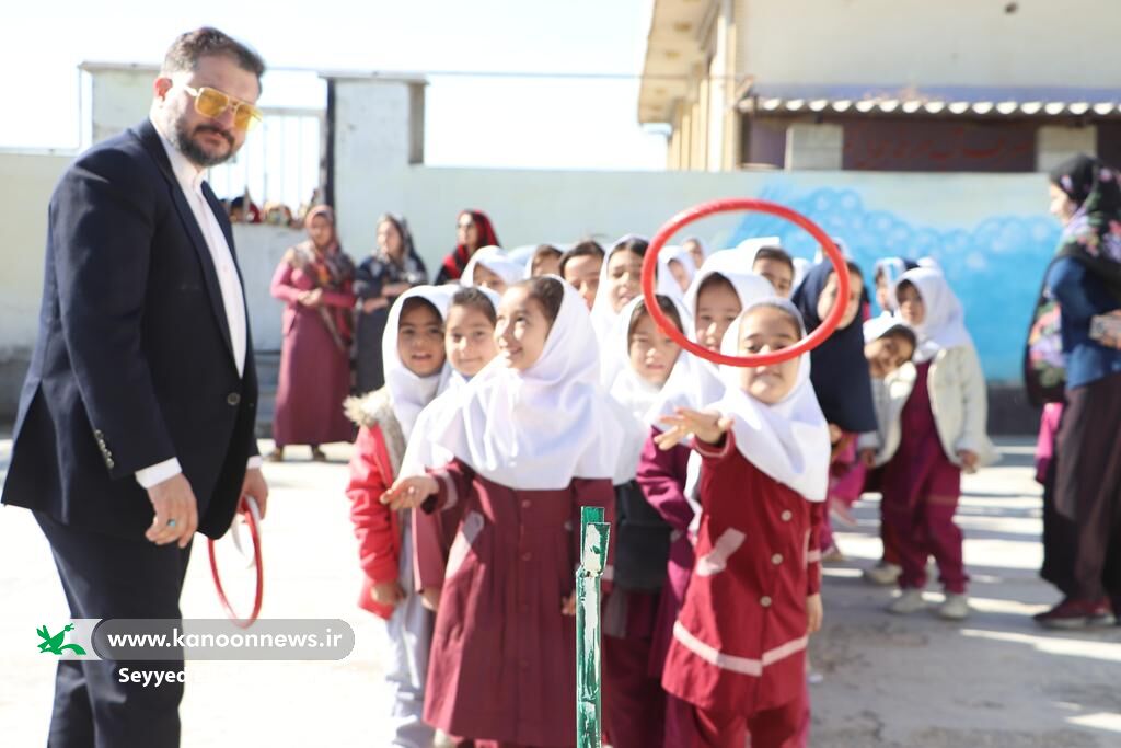 اجرای «نمایش زنبورک» کامیونت نمایش سیار کانون گلستان در شهر مرزی اینچهبرون