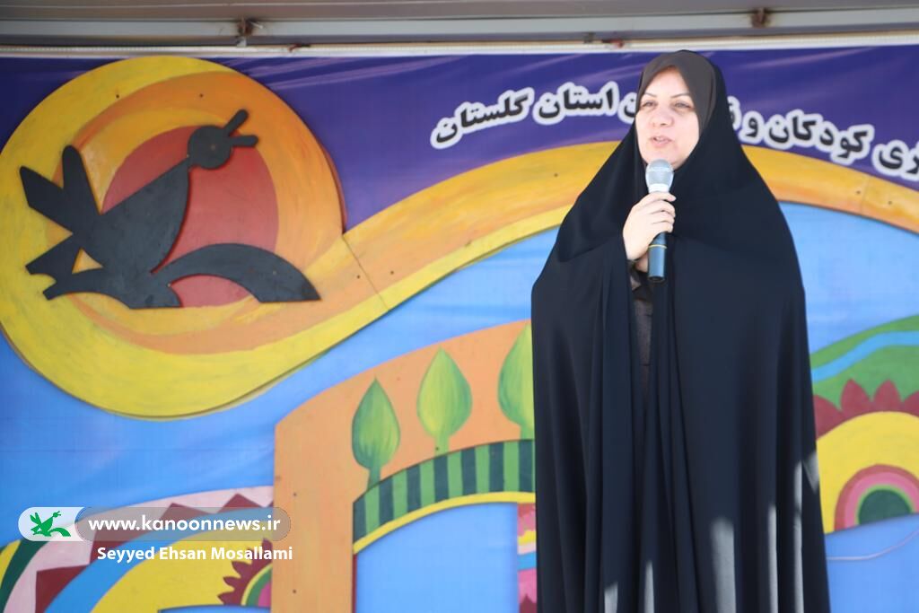 اجرای «نمایش زنبورک» کامیونت نمایش سیار کانون گلستان در شهر مرزی اینچهبرون