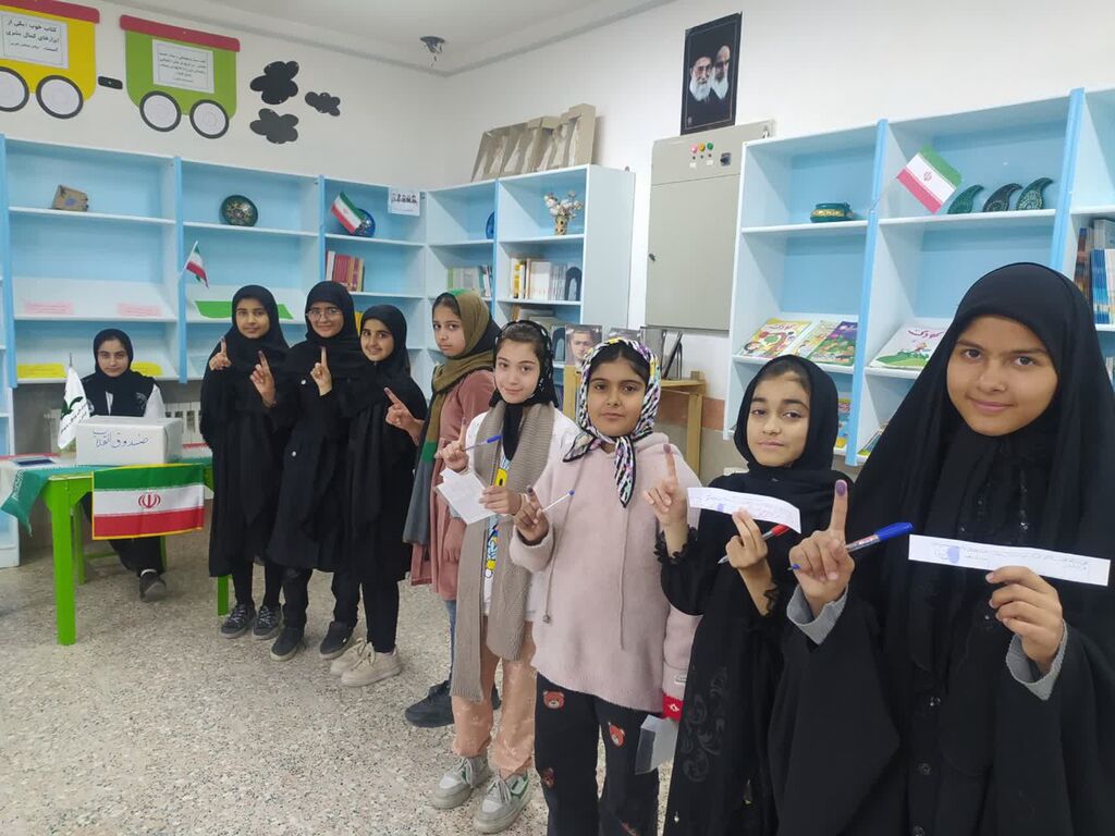 کودکان و نوجوانان کانون خراسان جنوبی در صندوق انقلاب رای خود را انداختند