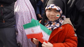 اجرای برنامه بر روی تماشاخانه سیار در راهپیمایی ۲۲ بهمن