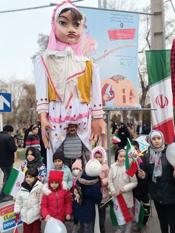 عروسک های غول پیکر در راهپیمائی۲۲بهمن_مرکزی