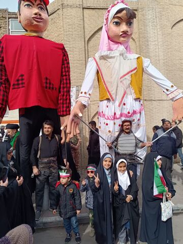عروسک های غول پیکر در راهپیمائی۲۲بهمن_مرکزی