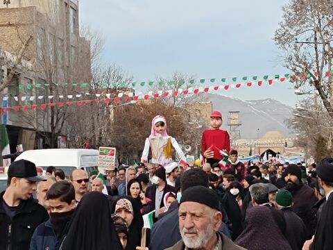 عروسک های غول پیکر در راهپیمائی۲۲بهمن_مرکزی