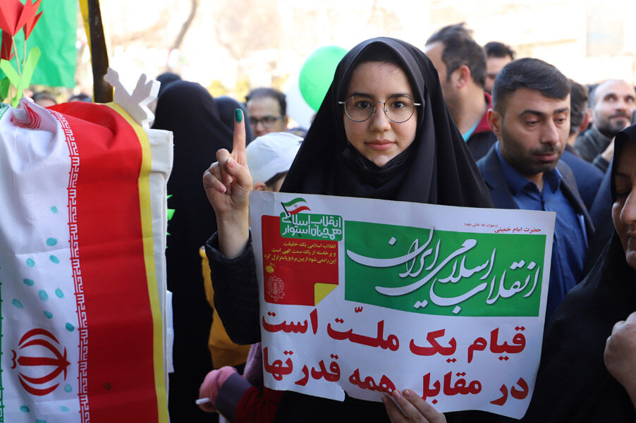 جشن ۴۵ سالگی انقلاب اسلامی با حضور پرشور کودکان و نوجوانان برپا شد