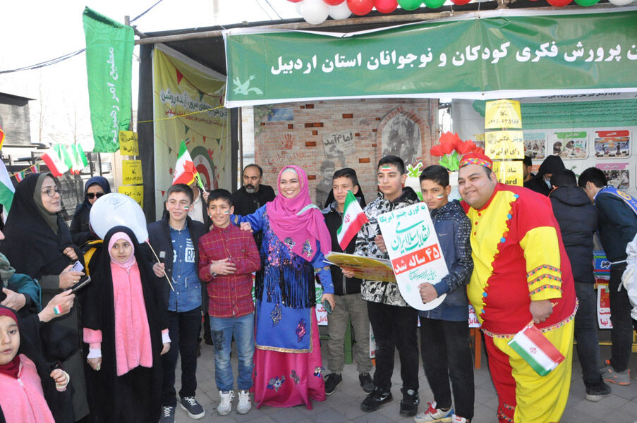 جشن ۴۵ سالگی انقلاب اسلامی با حضور پرشور کودکان و نوجوانان برپا شد