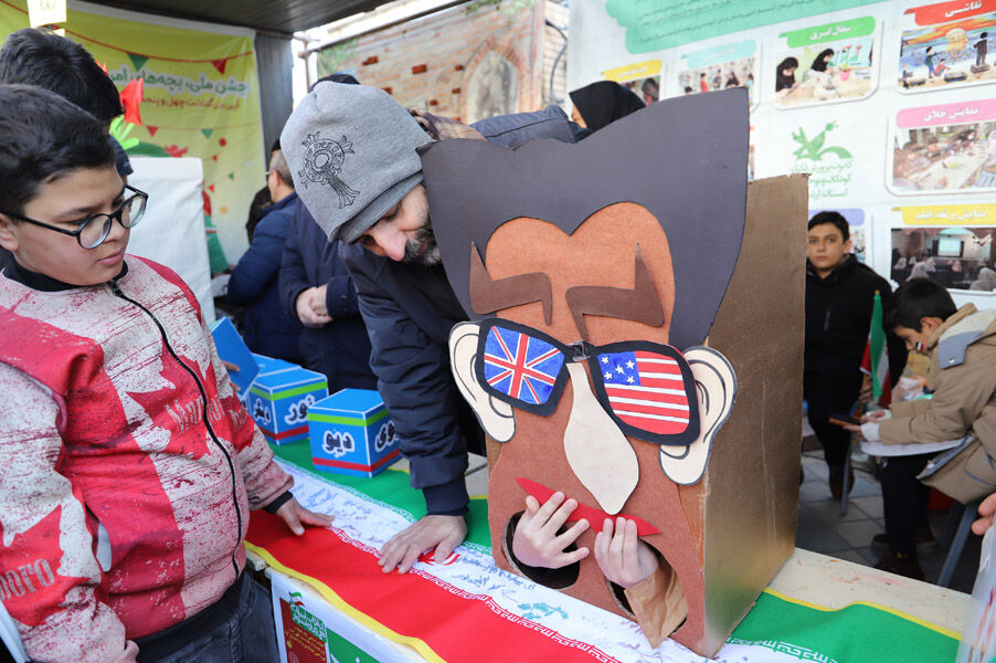 جشن ۴۵ سالگی انقلاب اسلامی با حضور پرشور کودکان و نوجوانان برپا شد