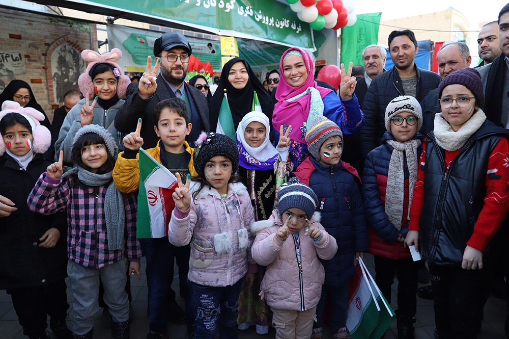 برپایی جشن ۴۵ سالگی انقلاب اسلامی با حضور پرشور کودکان و نوجوانان در اردبیل حضور مدیرعامل کانون در راهپیمایی ۲۲ بهمن اردبیل