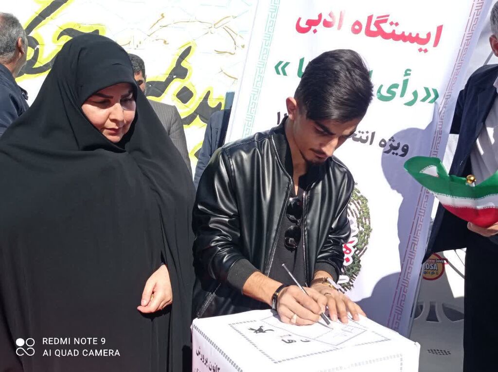 ایستگاه ادبی رأی اولی‌های کانون استان با حضور پرشور نشاط نوجوانان ایلامی در راهپیمایی ۲۲ بهمن