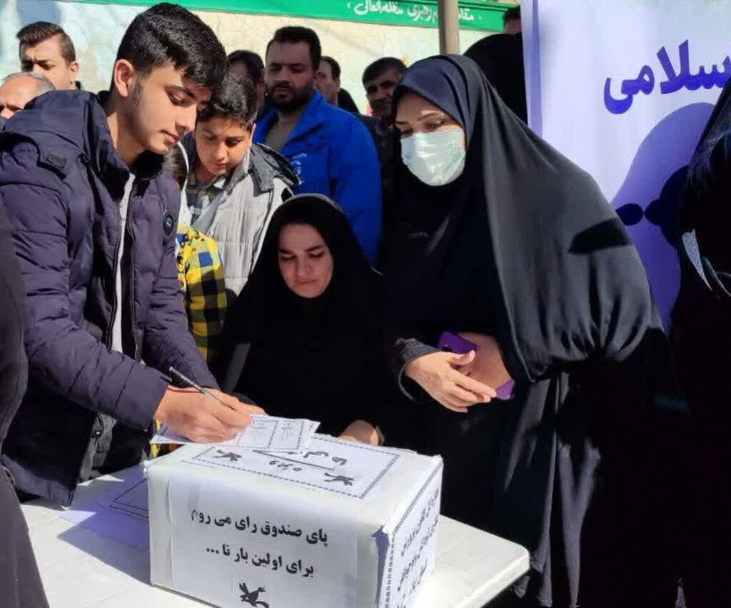 ایستگاه ادبی رأی اولیهای کانون استان با حضور پرشور نشاط نوجوانان ایلامی در راهپیمایی ۲۲ بهمن