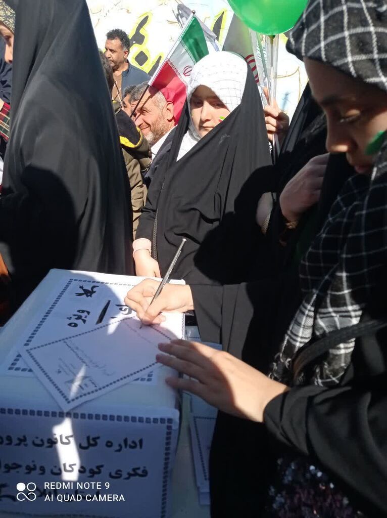 ایستگاه ادبی رأی اولیهای کانون استان با حضور پرشور نشاط نوجوانان ایلامی در راهپیمایی ۲۲ بهمن