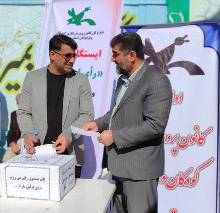 ایستگاه ادبی رأی اولیهای کانون استان با حضور پرشور نشاط نوجوانان ایلامی در راهپیمایی ۲۲ بهمن