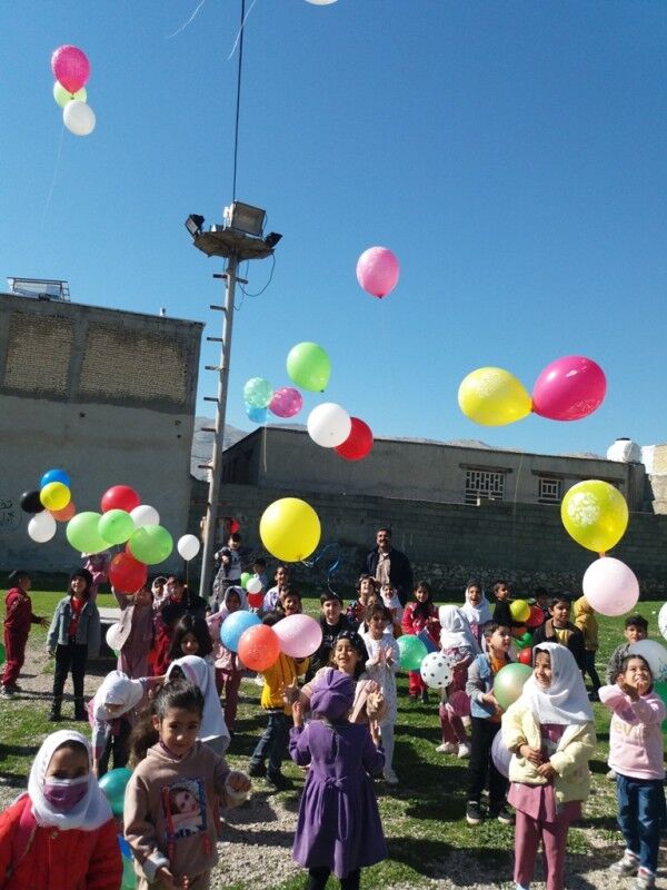 جشن پرواز بادکنک‌ها بمناسبت دهه مبارک فجر در باشت