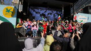 شش تماشاخانه سیار کانون در راهپیمایی ۲۲ بهمن/ از میدان فردوسی تا سازمان حج و زیارت