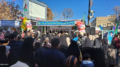 حضور پرشور غرفه‌های کانون پرورش فکری استان زنجان در مسیر راهپیمایی 22 بهمن سال 1402