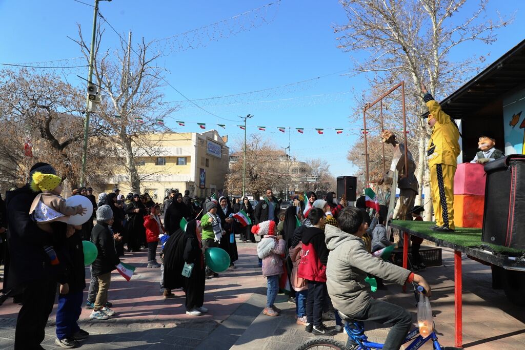 همراهی هنرمندانه کانون استان قزوین با راهپیمایی ۲۲ بهمن