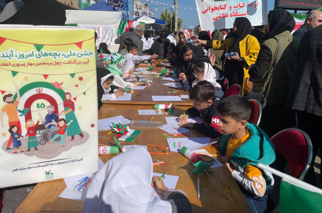 حماسه حضور کودکان ونوجوانان در غرفه کانون پرورش فکری در 22 بهمن
