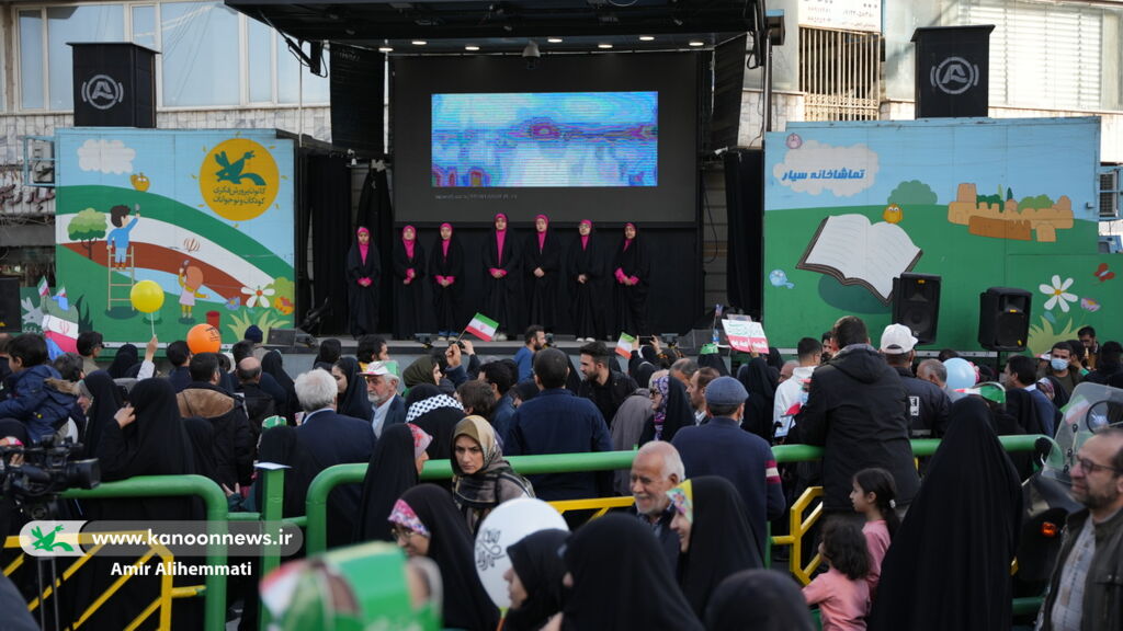 حضور کانون در راهپیمایی ۲۲ بهمن با شش تماشاخانه سیار تماشاخانههای سیار کانون در مسیر راهپیمایی ۲۲ بهمن/ از میدان فردوسی تا میدان انقلاب