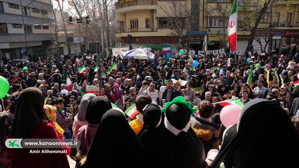 شش تماشاخانه سیار کانون در راهپیمایی ۲۲ بهمن/ از میدان فردوسی تا سازمان حج و زیارت