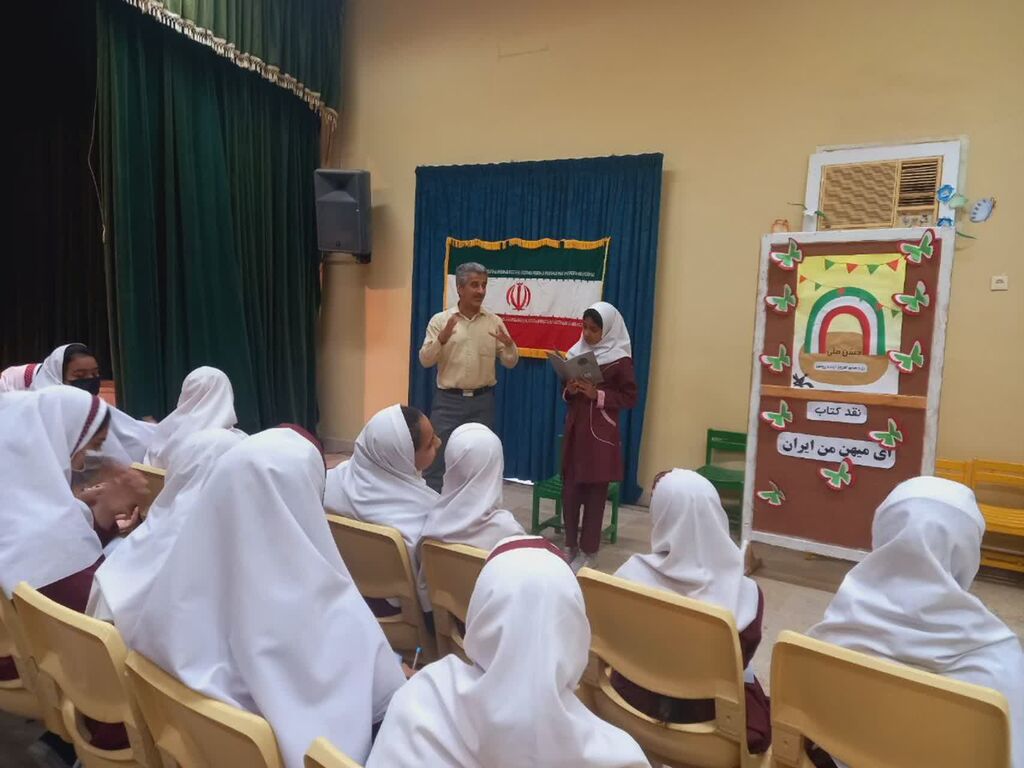 نشست نقد کتاب «ای میهن من ،ایران» در مرکز فرهنگی هنری زیباشهر بندرعباس برگزار شد