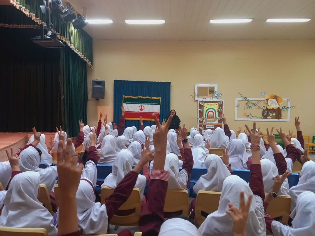 نشست نقد کتاب «ای میهن من ،ایران» در مرکز فرهنگی هنری زیباشهر بندرعباس برگزار شد نشست نقد کتاب «ای میهن من ،ایران» در مرکز فرهنگی هنری زیباشهر بندرعباس برگزار شد