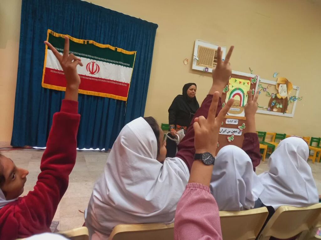 نشست نقد کتاب «ای میهن من ،ایران» در مرکز فرهنگی هنری زیباشهر بندرعباس برگزار شد