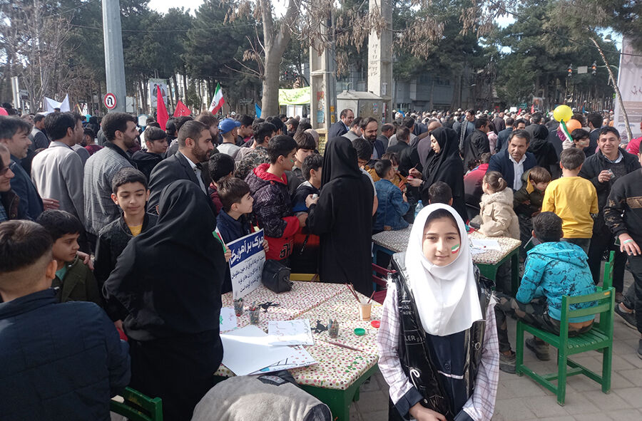 جشن ۴۵ سالگی انقلاب اسلامی با حضور پرشور کودکان و نوجوانان برپا شد