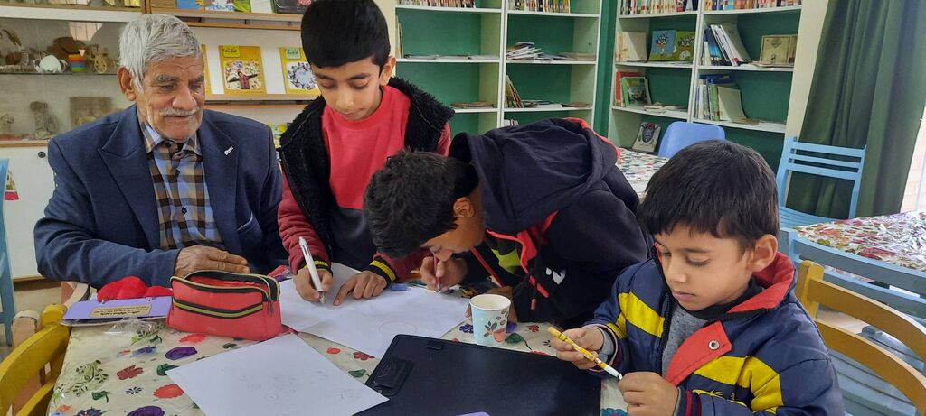 لارستان / ویژه برنامه انقلاب از نگاه من سیزدهمین ویژه برنامه "انقلاب از نگاه من، پدربزرگ و مادربزرگ"  و ویژه برنامه " نمایشگاه سیار انقلاب از نگاه بچه ها" در مرکز لارستان