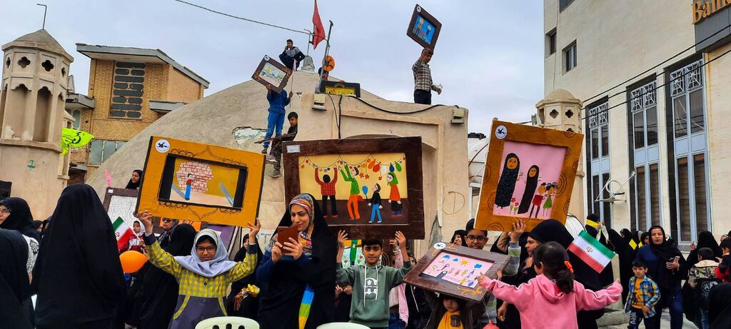 سیزدهمین ویژه برنامه "انقلاب از نگاه من، پدربزرگ و مادربزرگ"  و ویژه برنامه " نمایشگاه سیار انقلاب از نگاه بچه ها" در مرکز لارستان