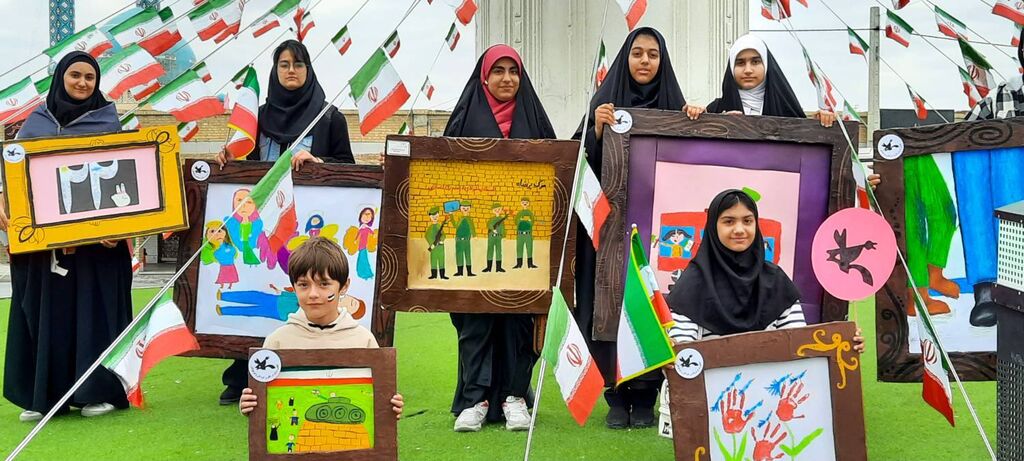 سیزدهمین ویژه برنامه "انقلاب از نگاه من، پدربزرگ و مادربزرگ"  و ویژه برنامه " نمایشگاه سیار انقلاب از نگاه بچه ها" در مرکز لارستان